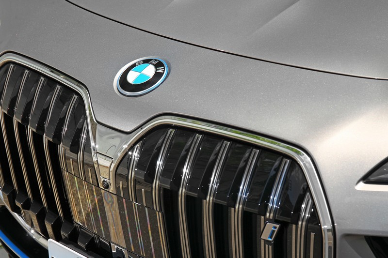 為突顯電動車身分所以廠徽也有藍色元素。