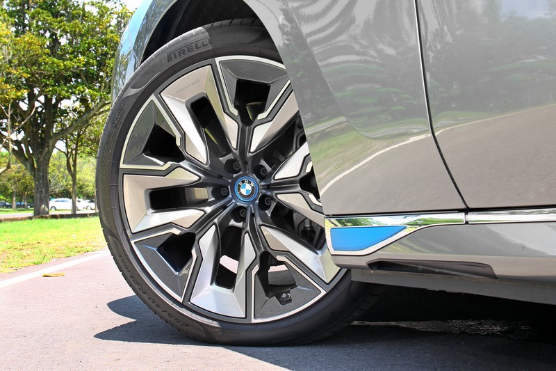 輪圈款式沒有改變,側裙處則有佐藍色飾條。