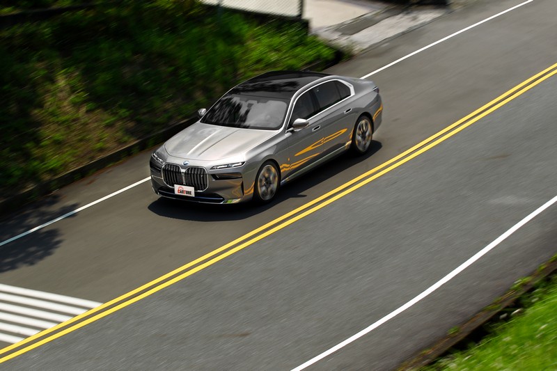 544hp-76kgm動力輕鬆就能讓2,640公斤的i7輕盈奔跑，重踩加速力道甚至還會有讓人感到些許不適。
