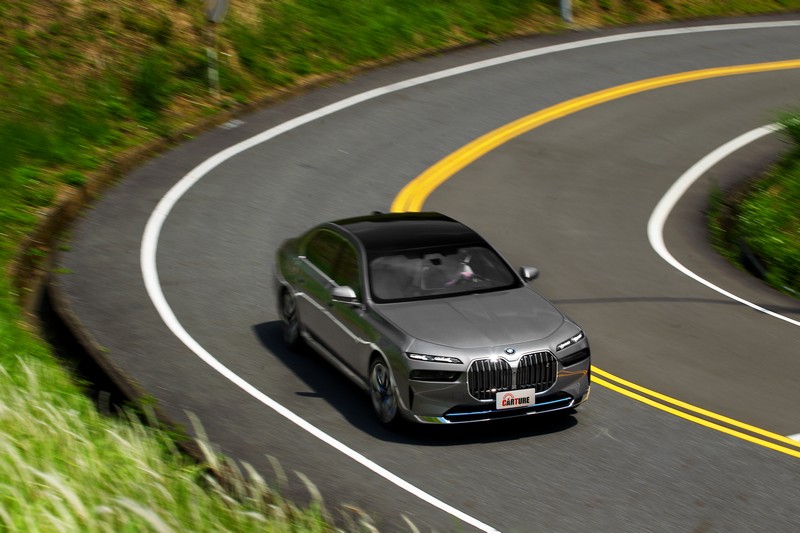 整合式後軸轉向系統讓i7於彎中擁有靈活表現。