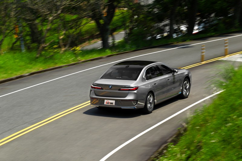 電子懸吊與前後軸自動水平氣壓式懸吊系統，提供幾乎無任何震動的行路感受。