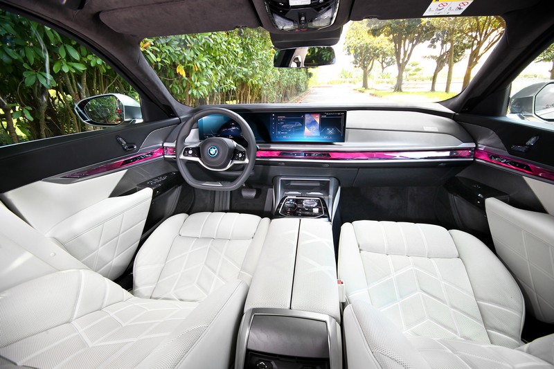 米白色皮革進一步放大車室視覺空間,試駕車型有選配Individual Full-Leather Merino全真皮內裝,所以座艙下半處皆為Merino皮革,地墊亦是絨布材質。