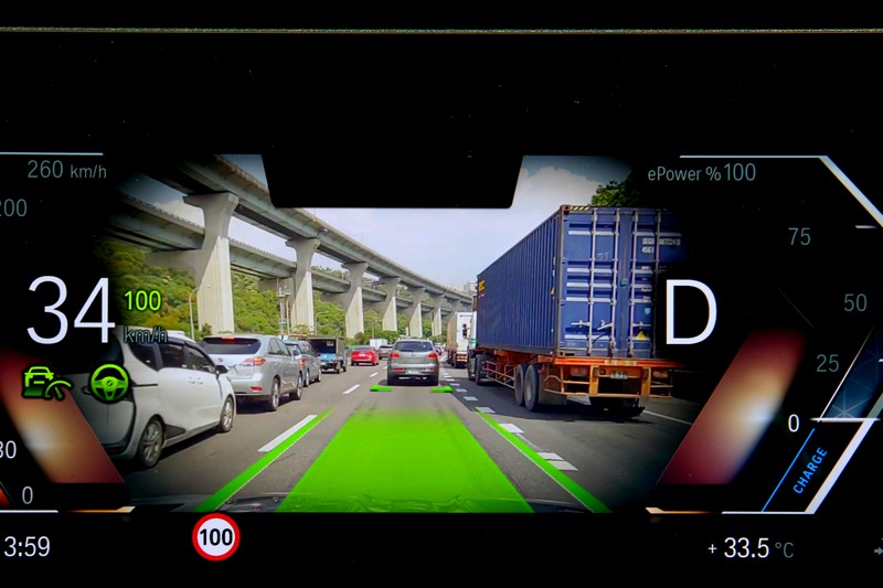 AR擴增實境導航方便駕駛觀看資訊。