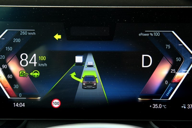 於半自動駕駛狀態輕撥方向燈桿,自動變換車道系統會進行幫車輛變換車道。