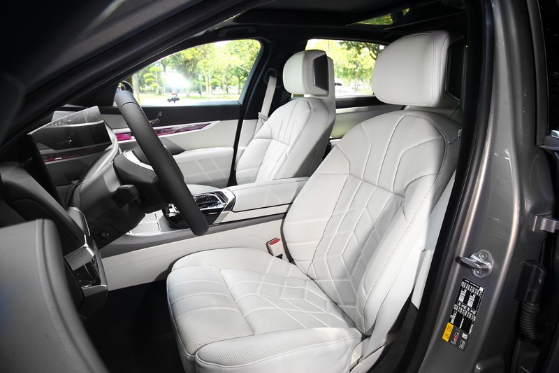 前座椅採Individual Merino包覆和具備加熱/通風功能。