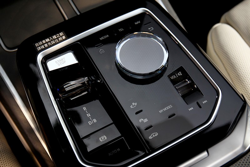 iDrive控制旋鈕、音量控制鍵、排檔撥桿、座椅調整旋鈕為Swarovski水晶。