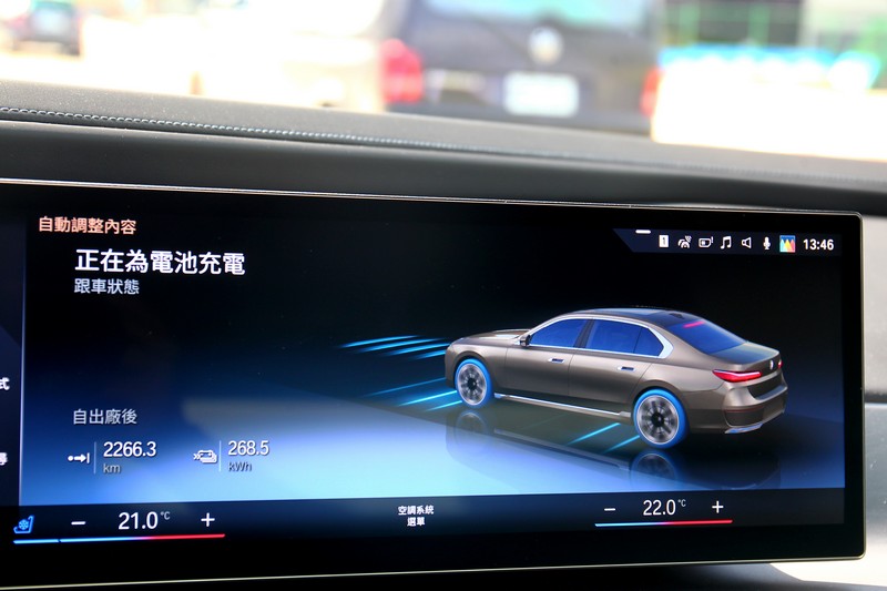 由於為電動車因此中控與儀表有提供電量與充電等資訊。