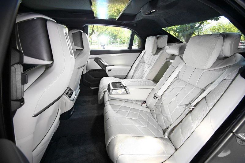 3,215mm軸距帶來相當寬敞空間。