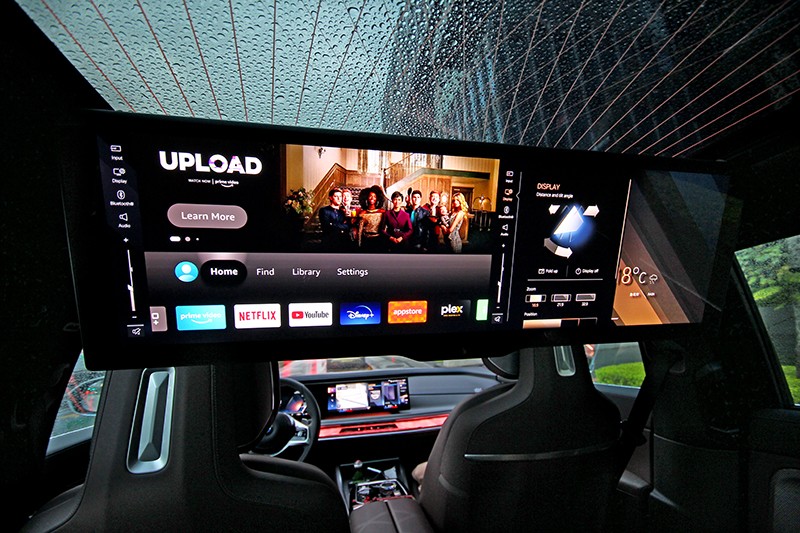 坐在後座透過31.3吋懸浮式螢幕追劇是很舒服的事。