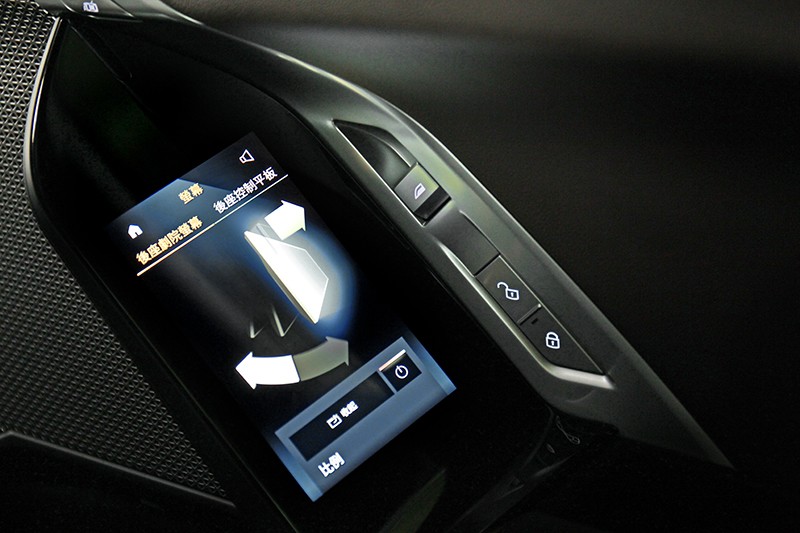 扶手5.5吋觸控螢幕可啟閉懸浮螢幕、座椅調整、按摩、調整風格。