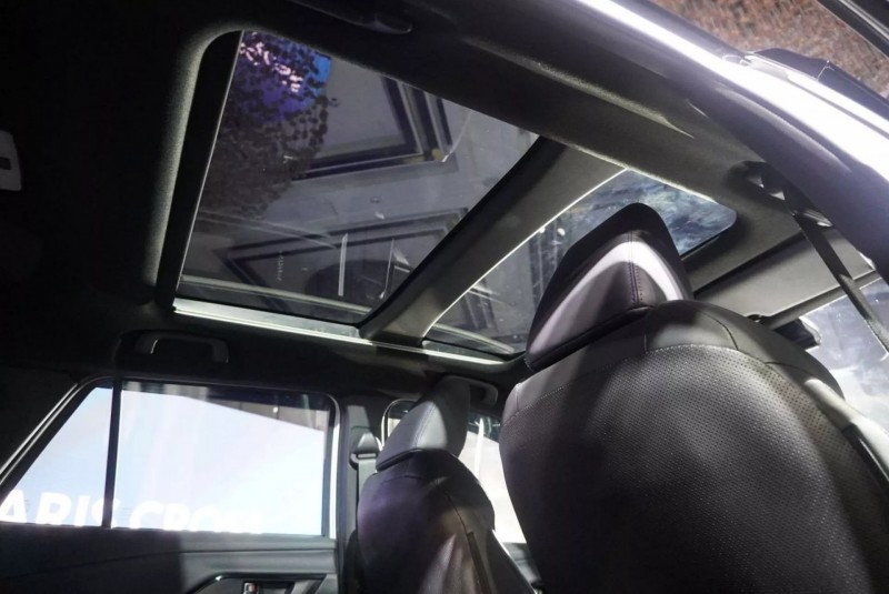 車輛搭配全景天窗可以是車內空間表現更佳。