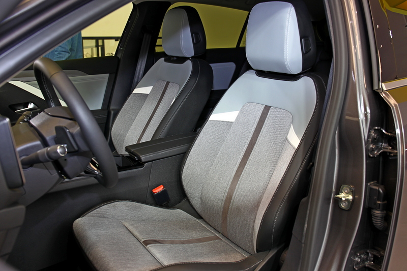 Elegance都會版採皮革與編織的灰黑座椅。