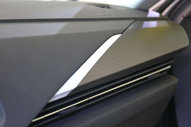儀表平台與門飾板等運用多種材質拼接。