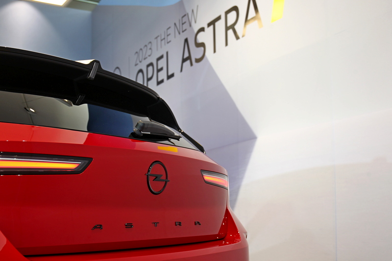 銘牌與車頂等多處皆採黑化處理。