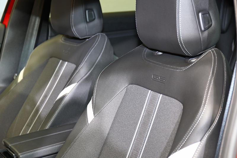 座椅改採皮革編織黑色配置。