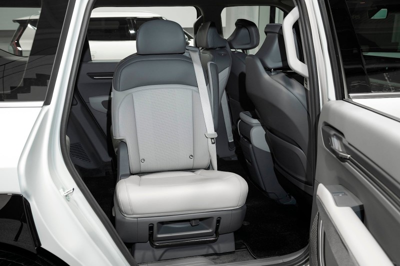 旋轉坐椅也可以直接朝向車門，對於行動不便的人來說也非常好用。