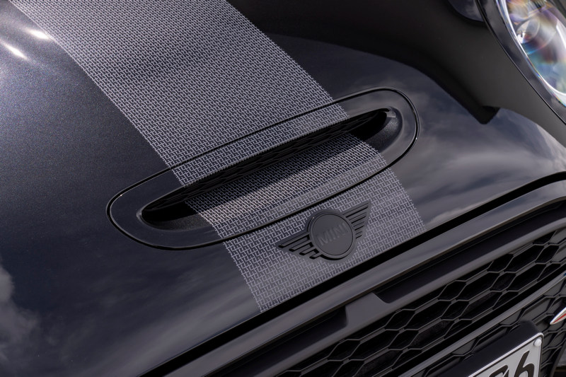 窗、車尾、引擎蓋、前葉子板與C柱等處都有手排或1to6塗裝與銘牌。