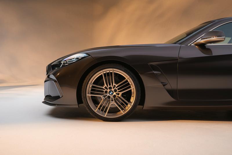 水箱護罩與輪圈以金色點綴。