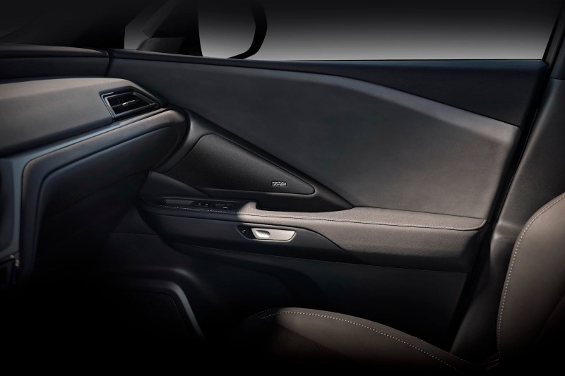 TX使用Mark Levinson音響系統,並且搭配上電子式的車門把手,高級感油然而生。