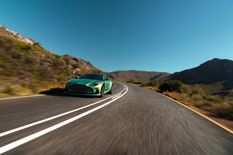 目前DB12僅有4.0升V8渦輪引擎動力，但輸出卻有大幅提升來到680hp/81.6kgm。