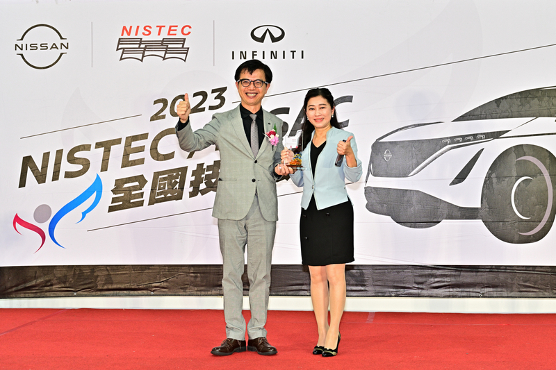 裕隆日產為持續精進服務接待人員及保養維修技師專業能力,舉辦「2023 NISTEC/NISAC全國技能競賽」,最後由南區經銷公司裕昌汽車勇奪總團體獎冠軍殊榮,由裕隆日產鐘文川副總經理頒發冠軍獎座。