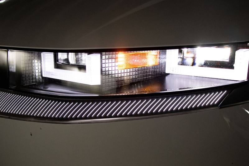 全新的LED頭燈科技將會在大燈當中放入2.5萬個LED燈泡,有的燈泡甚至比頭髮還要更細。