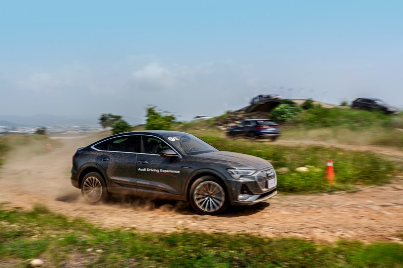 e-tron驚人的加速力在碎石路段奔馳是件相當有趣的體驗。