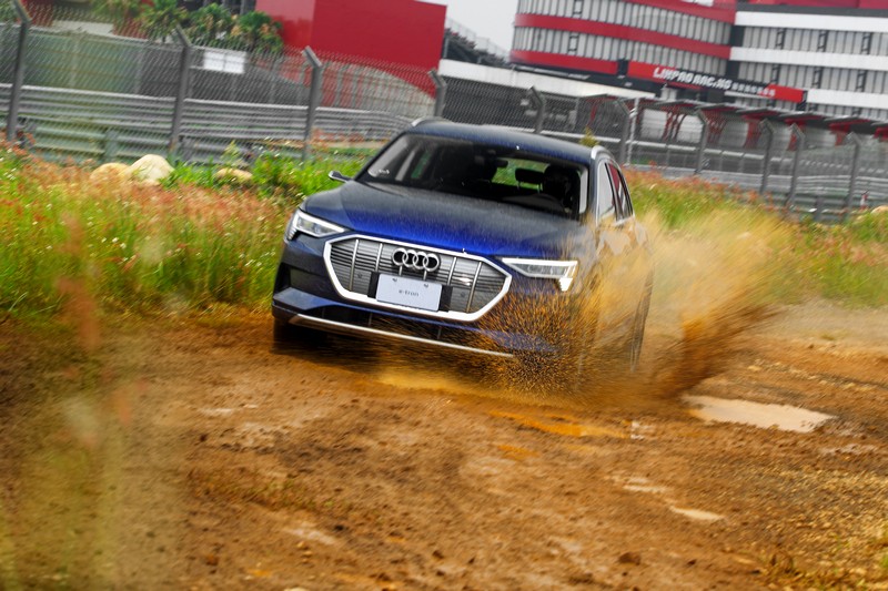 泥濘道路也難不倒quattro系統。