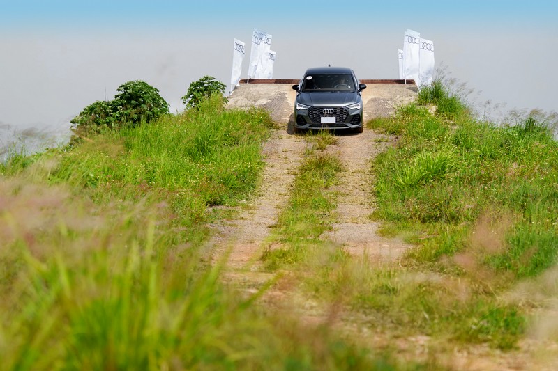 面對下坡也無須害怕，陡坡緩降系統會以時速5km/h帶領車輛緩慢前進。