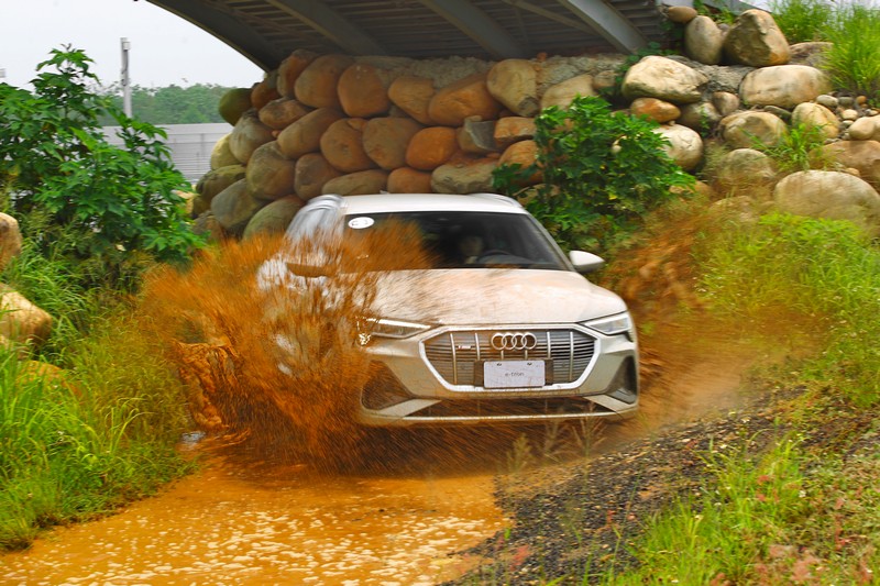 quattro四輪驅動系統無懼水坑,即使加快速度也依舊安穩輕鬆通過。