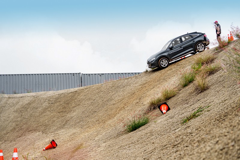 站在車外看就已覺得恐怖,在車上感受更是強烈,透過360度環景與陡坡緩降系統加持就能輕鬆下來。