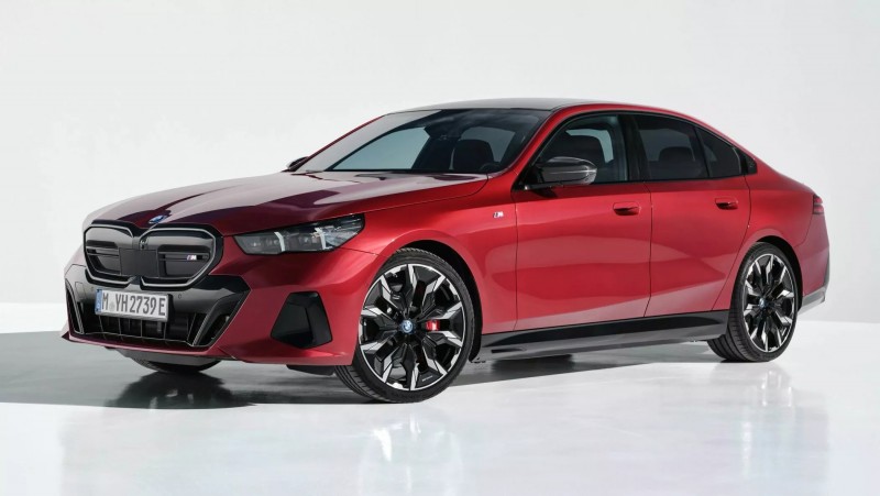 G60世代更偏向了運動肌肉感受的營造，鈑金折線的線條感都更為剛硬。