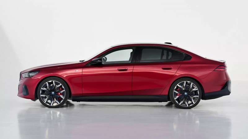 G60在車側使用相當簡單的設計,而且前輪後方也取消了通風孔設計,貼合式的車門把手更有現代化車款氛圍。