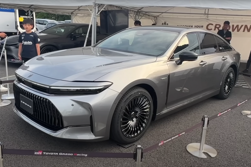 Crown Sedan在日本亮相,車長超過五米,並且有著更為霸氣的外觀特色。