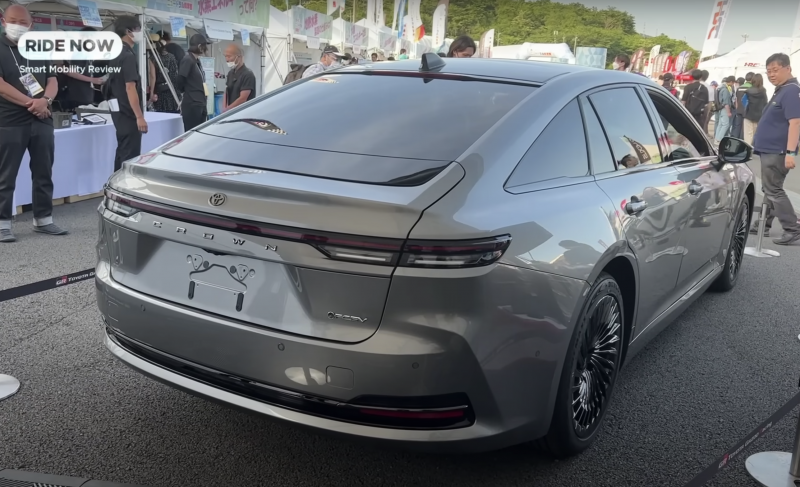 車尾採用貫穿式尾燈設計,整體感受相當厚實,讓高級質感與這輛車劃上等號。