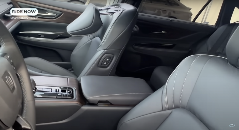 副駕駛座不使用時可以向前收折,讓後座的空間表現更好。