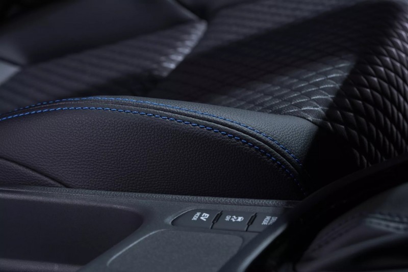 高規車型在車內的縫線也採用不同的顏色,營造出更高級的質感。