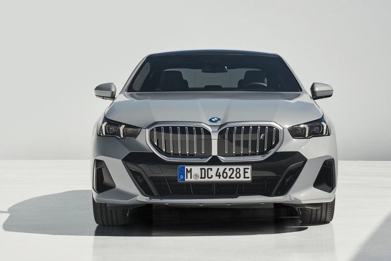 並非所有車型都是大鼻孔,新i5的水箱護罩就顯得正常,但與以往相比尺寸也是有放大。