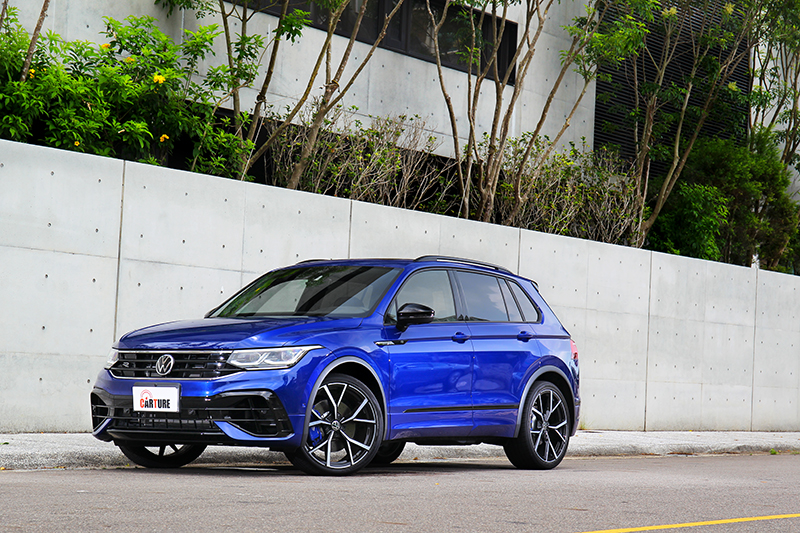 既有的個性化身形依舊,卻在R專屬性能套件妝點下更顯霸氣強悍。