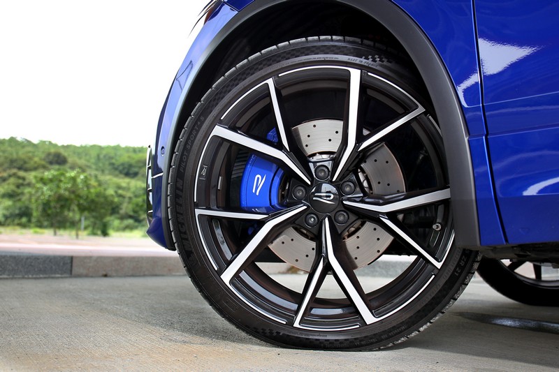 足蹬21吋Estoril鋁圈與255/35 R21跑胎，裡頭還藏有殺氣騰騰的R專屬藍色煞車卡鉗及打孔通風碟。