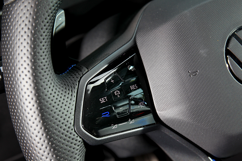 注意看左方那個「R」字按鍵，僅需一鍵便可啟動獨特賽車模式。