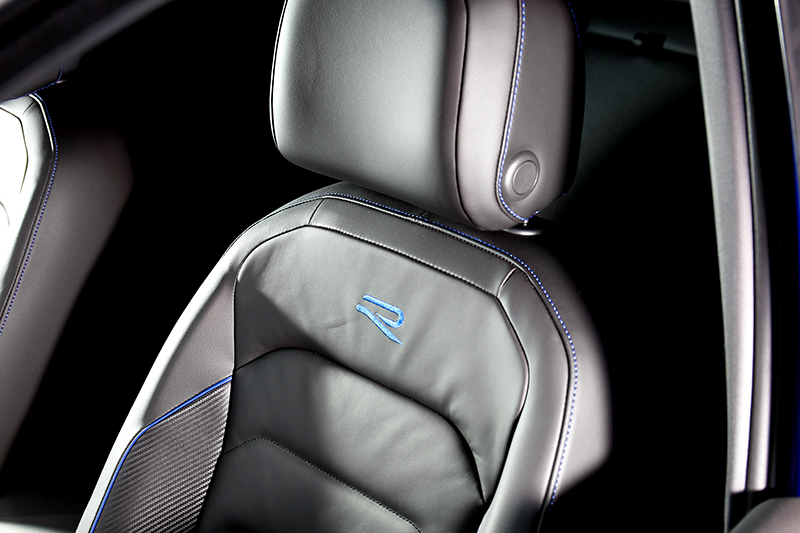 擁有R專屬字樣和藍色縫線的Nappa Carbon碳纖維紋運動型真皮座椅不僅好看,也能輕易調整出最適切坐姿。