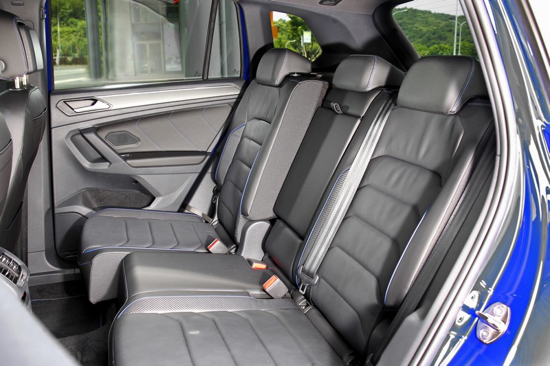 後排座椅設有前後滑移功能，同時椅背也能獨立調整傾斜角度。