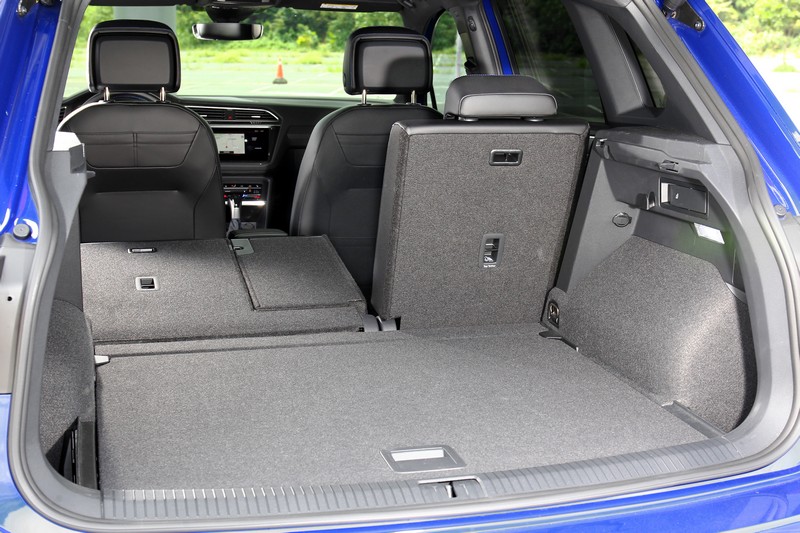 行李廂兩側設有後座椅背快速傾倒系統,最大可換得1,655公升置物容積。