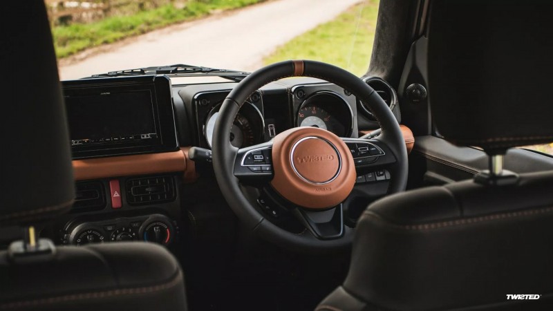 內裝採用雙色皮革包覆,讓車輛原本陽春的感覺擁有高級氛圍。