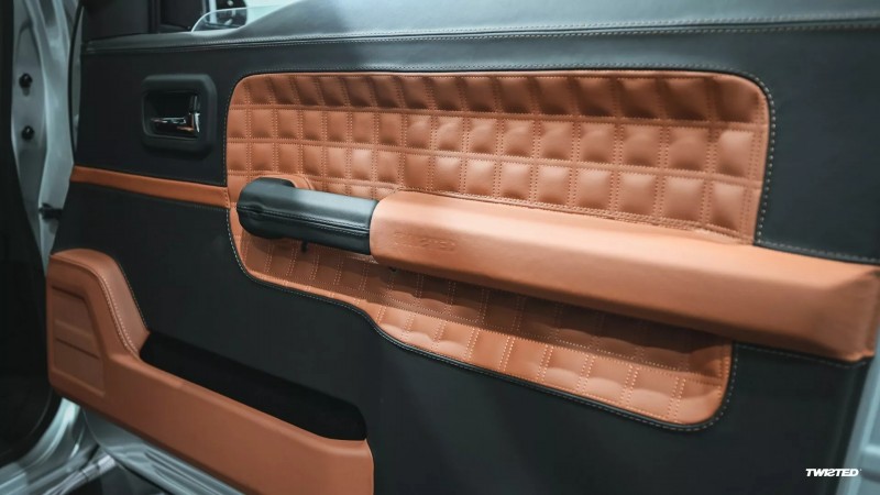 車門板也都採用了一樣的雙色皮革包覆,看起來相當具有質感。