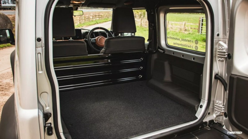 車內運用許多高級材料鋪陳,並且在車底還有隔音加強的設計,讓行車質感大幅提升。