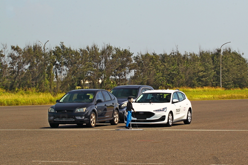 當天展演AEB近端兒童碰撞情境試驗與遠端成人碰撞情境試驗項目。