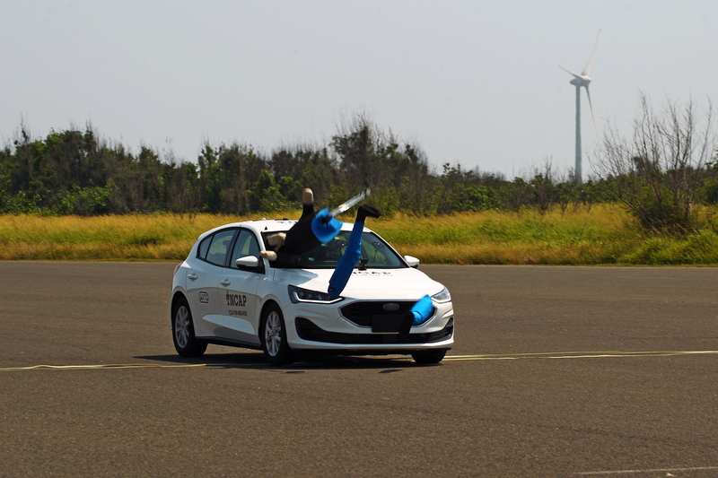 提供給媒體觀看的測試都僅是展演用途並非正式測試,因此現場環境、媒體人員拍攝位置與額外安裝攝影器材皆不符測試規範,當然就會影響車輛判讀與測試結果。
