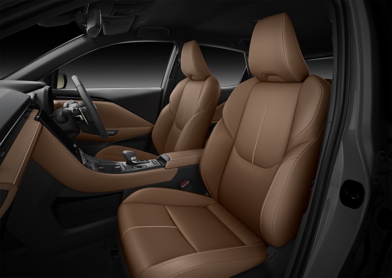 內裝的鋪陳維持Lexus的高質感表現,試圖在豪華小車市場當中開拓新一片天。